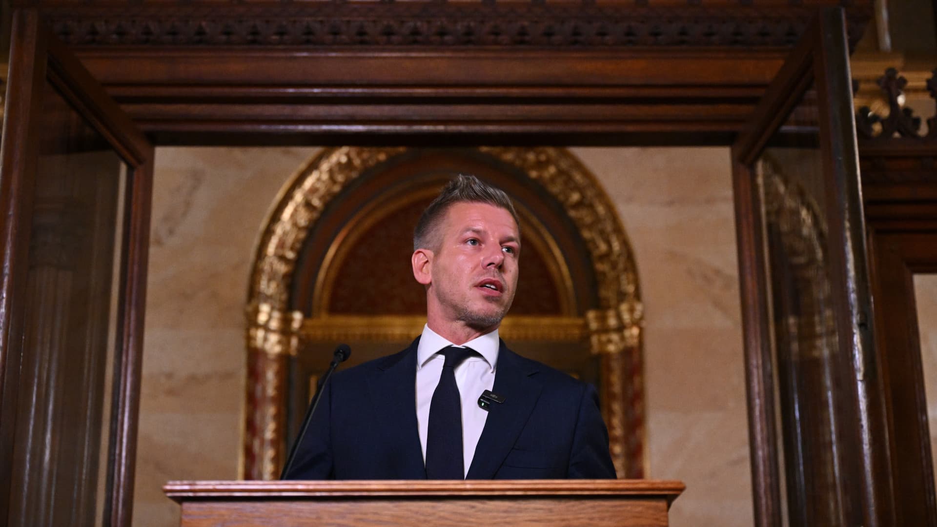 Hamarosan kezdődik az abszolút parlament! Magyar Péter is megszólal