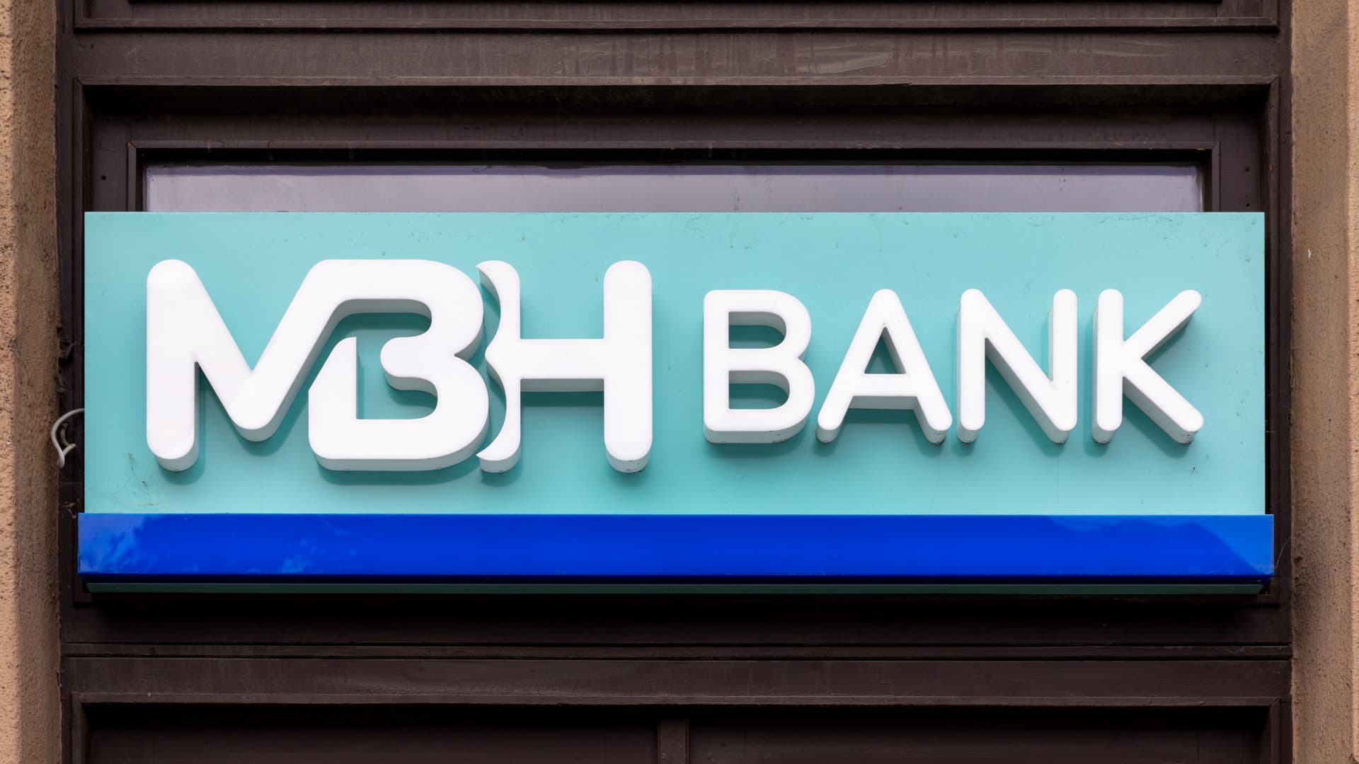 Nekiment Magyar Péter az MBH Banknak, mert cserben hagyja a mélyszegénységben élő gyerekeket