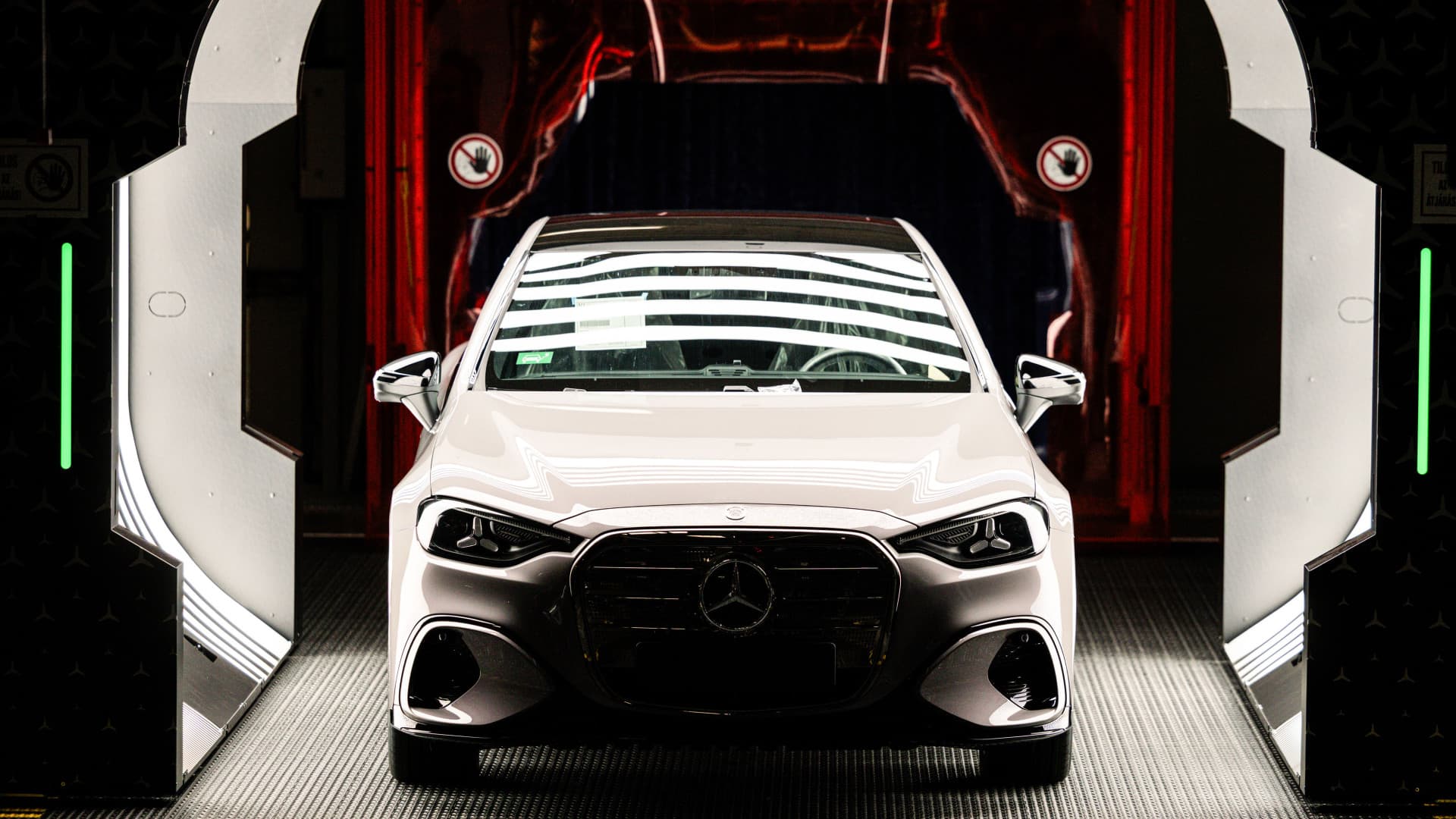 Beállt a sorban a Mercedes-Benz, nincs vége az európai autóipar szenvedésének