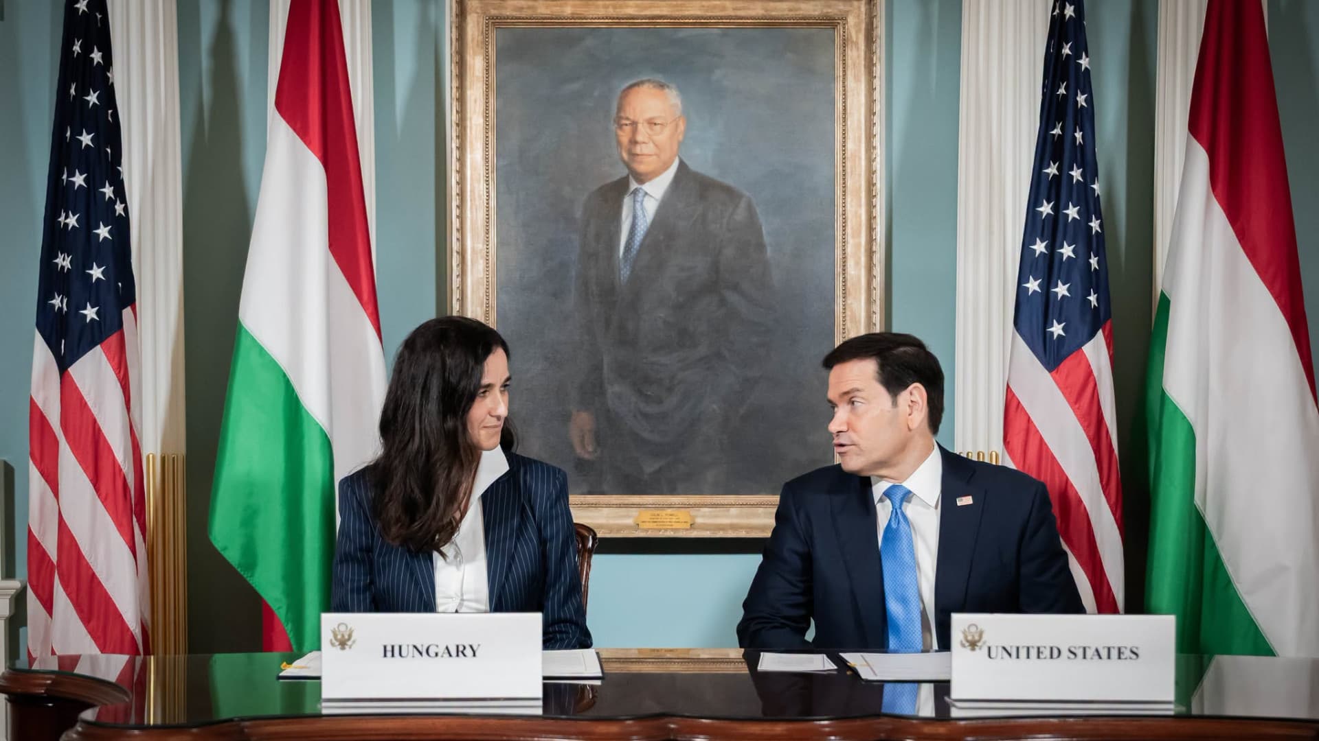 Együttműködési megállapodásokat írt alá Orbán Anita az amerikai külügyminiszterrel