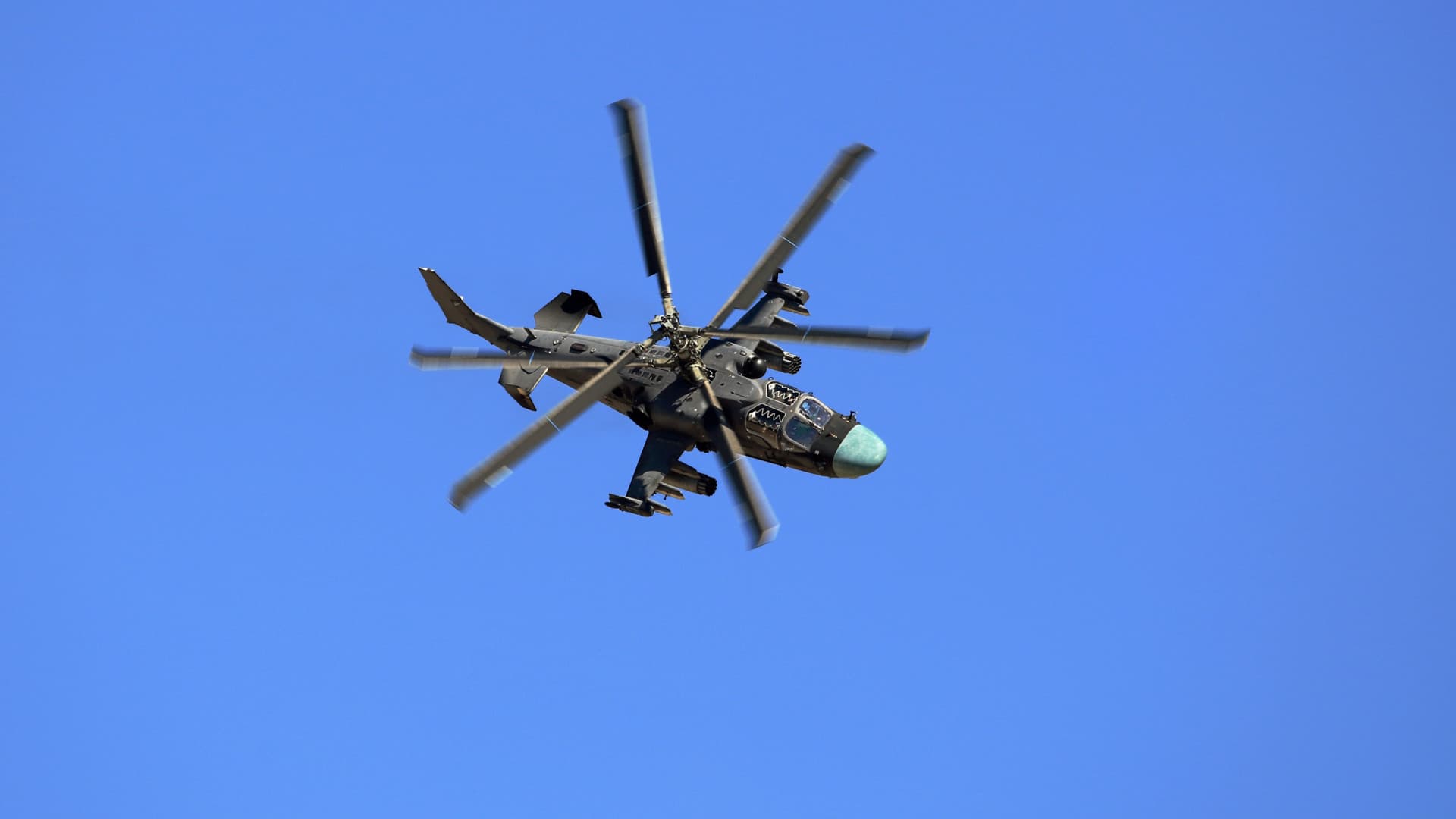Új fegyvert vetett be Oroszország: a páncélosok után most a drónokra vadásznak a helikopterek
