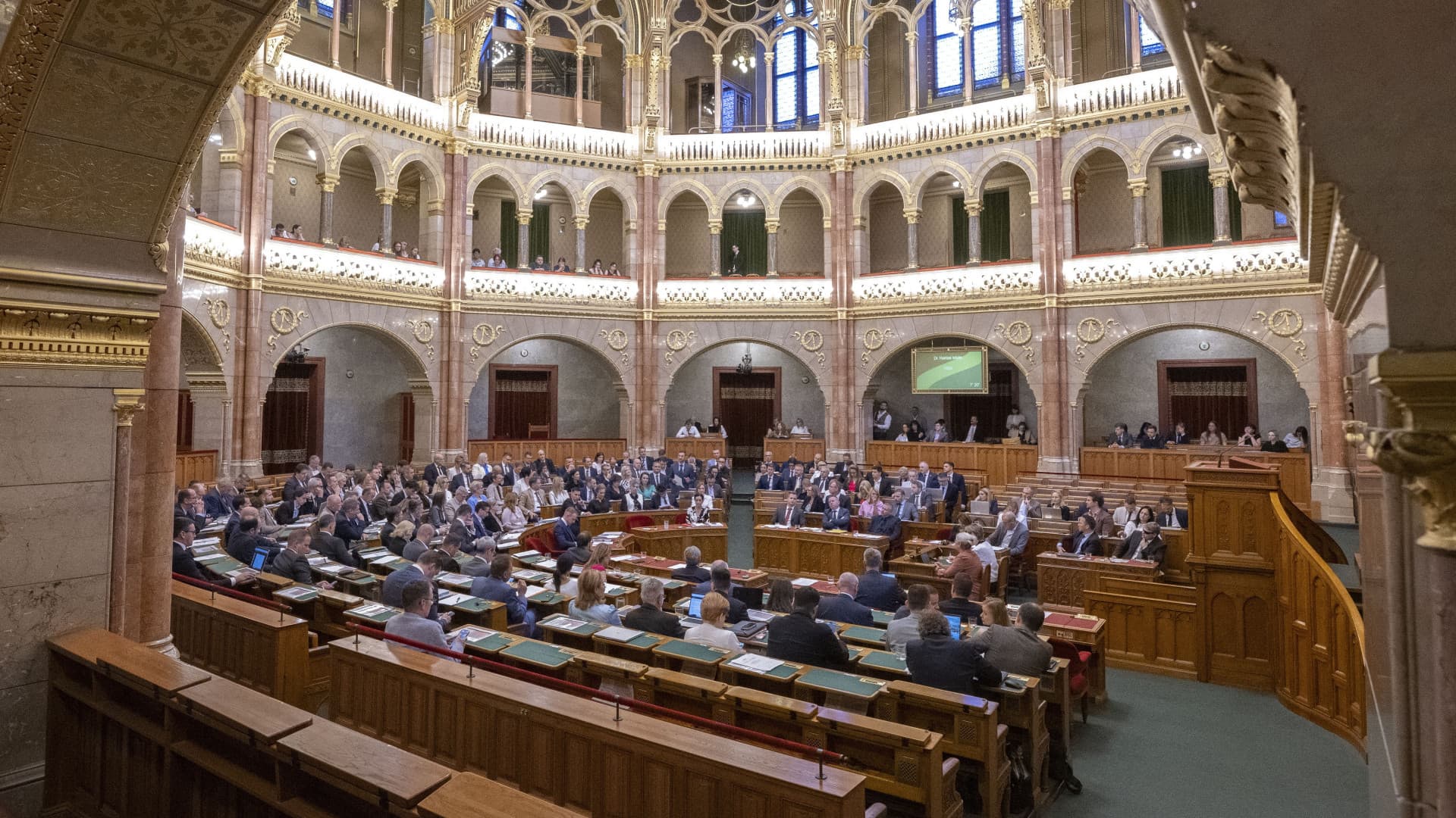 Eldőlt: százezer forintos iskolakezdési támogatást kapnak a rászoruló családok Magyarországon