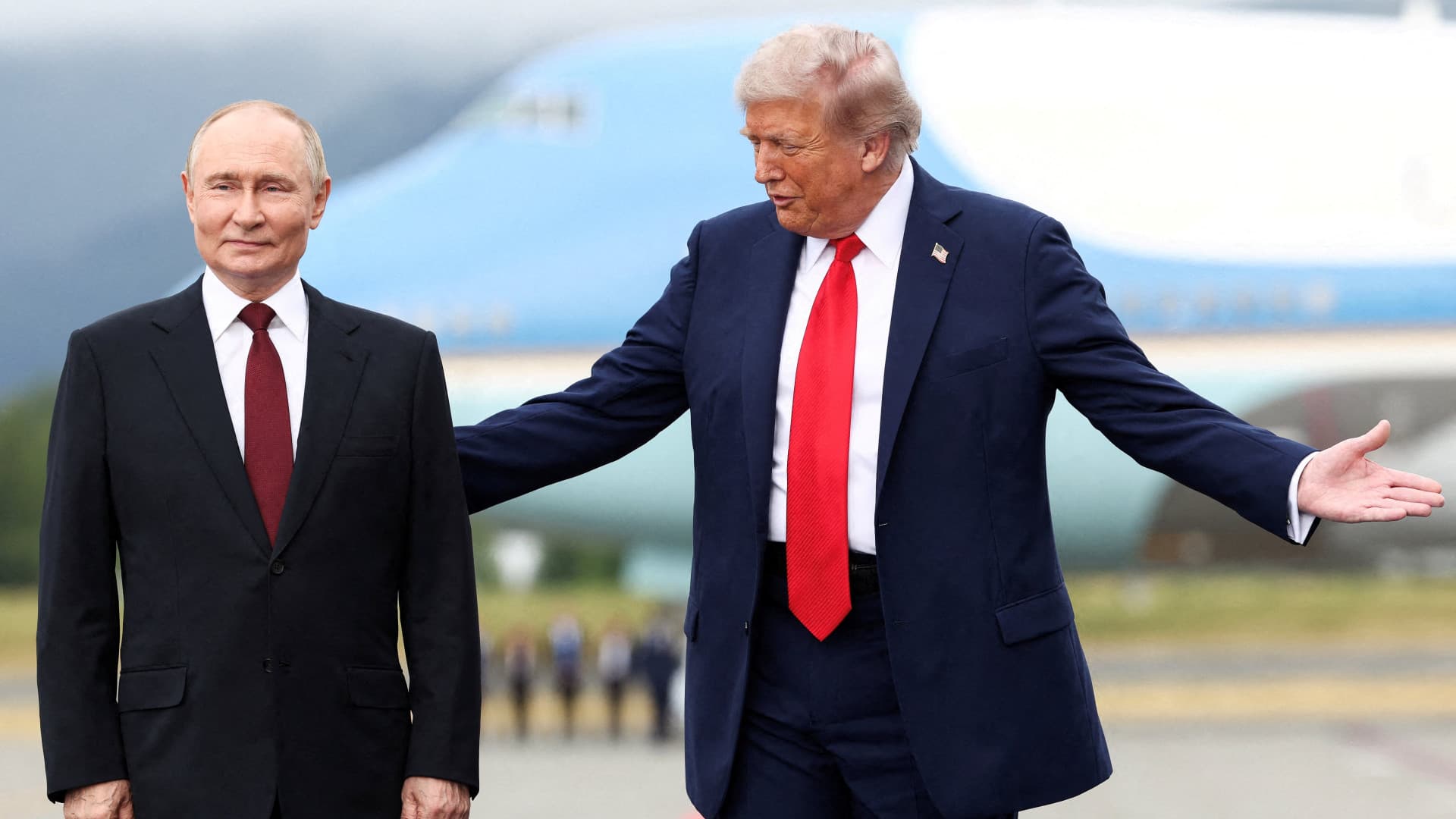 Titkos küldött járt Oroszországban: meglepő tárgy került Putyintól Trump asztalára