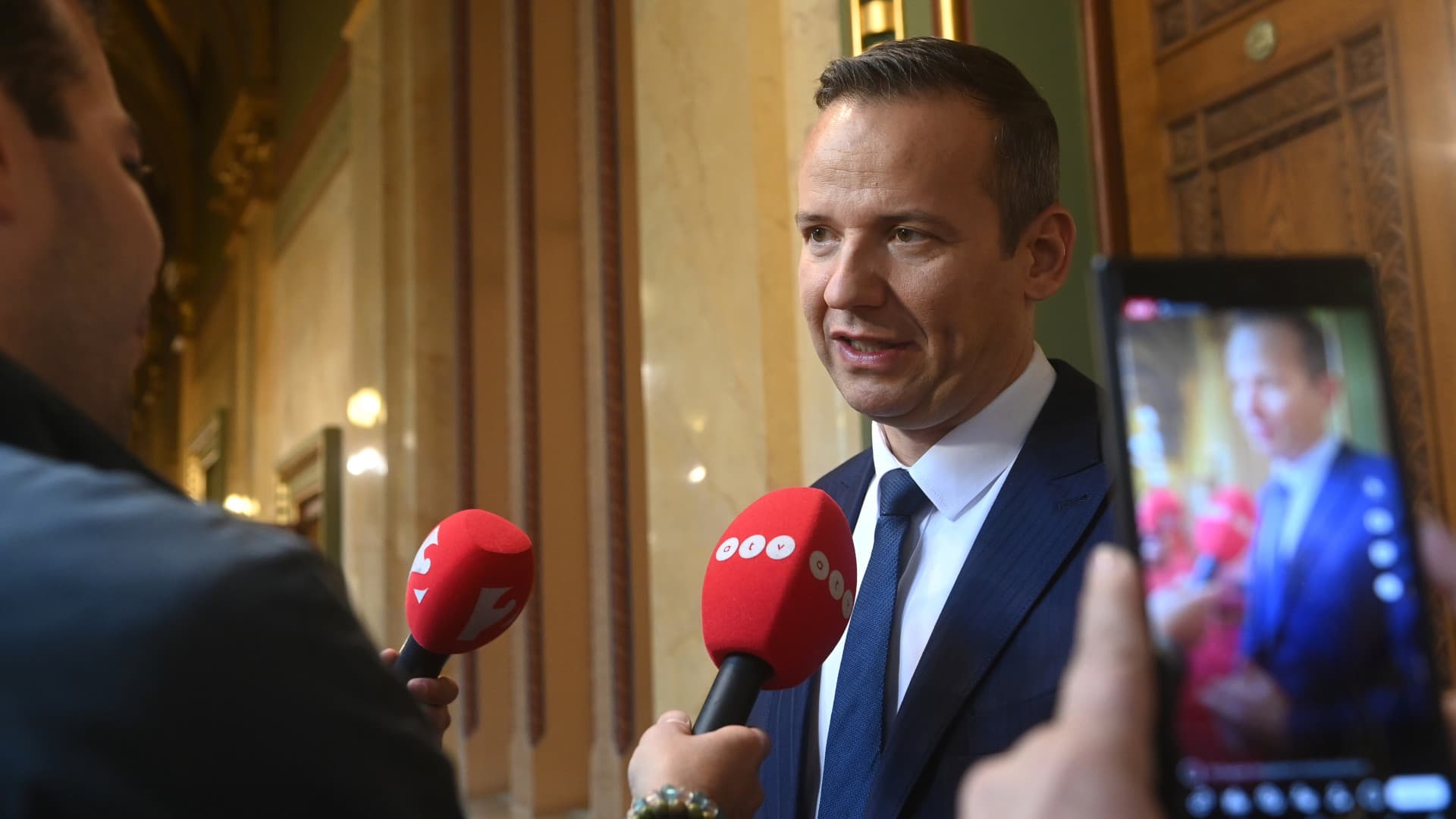 Beidézték Navracsics Tibort, Trócsányi Lászlót, Tuzson Bencét és Varga Juditot is a parlamentbe