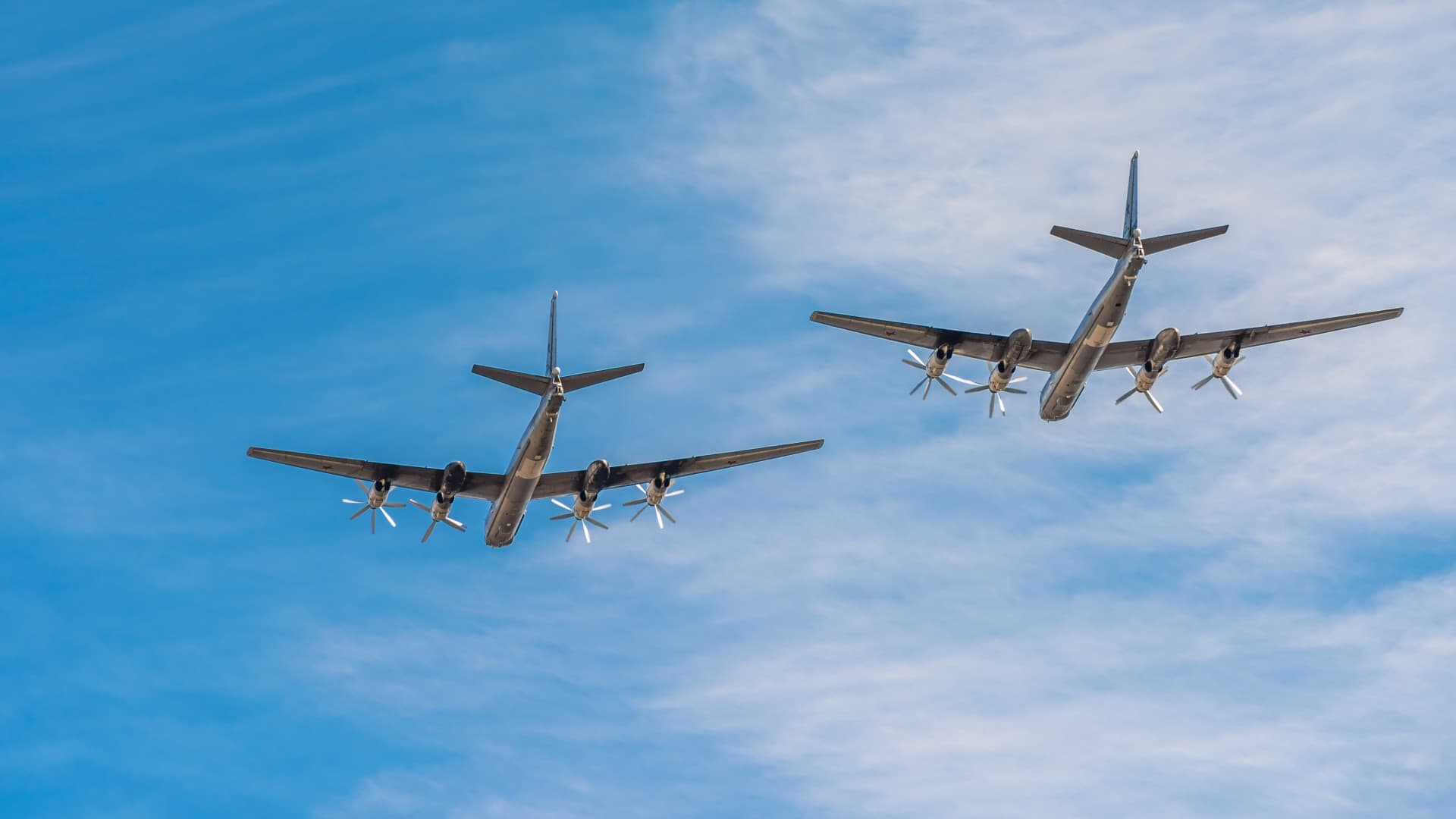 Friss felvételek: kettészakadt az oroszok féltve örzött Tu-95-öse, ukrán drón találta telibe