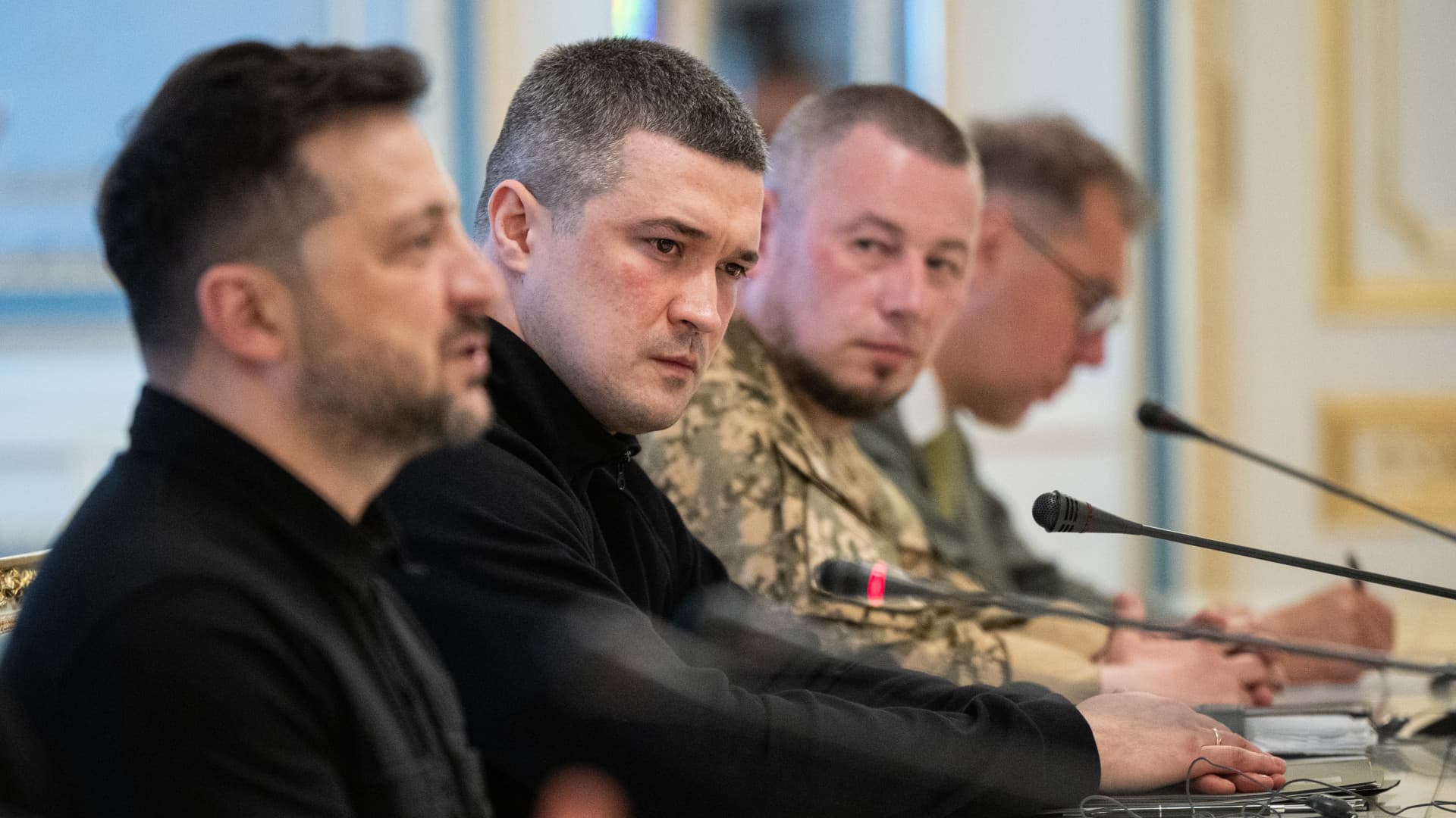 Az összeomlás szélén Ukrajna? – Reagált a Kreml, bombaként robbantak Zelenszkij volt miniszterének szavai