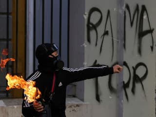 A rendőröket és a bankfiókokat sem kímélik a tüntetők Albánia fővárosában