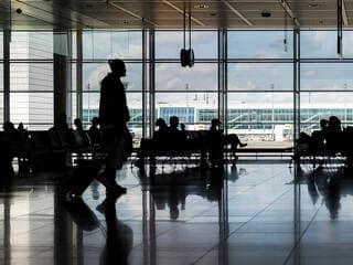 „Haza fogok utazni” – üzent a lélegeztetőgép-ügy miatt körözött volt cégvezető