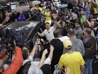 Testcsellel menekül Flavio Bolsonaro, Trumpék tárt karokkal várják