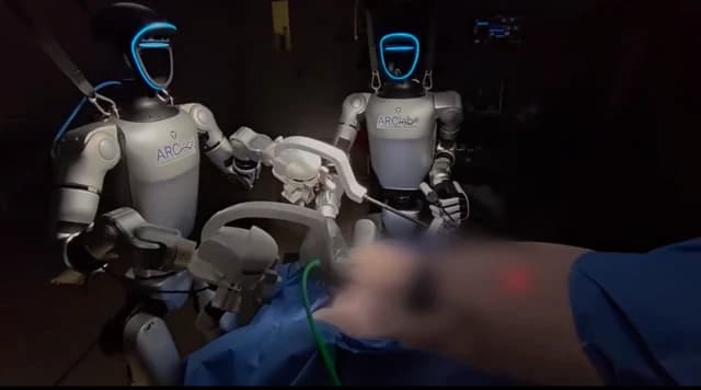 Ez a humanoid robot épp most végzett műtétet standard eszközökkel
