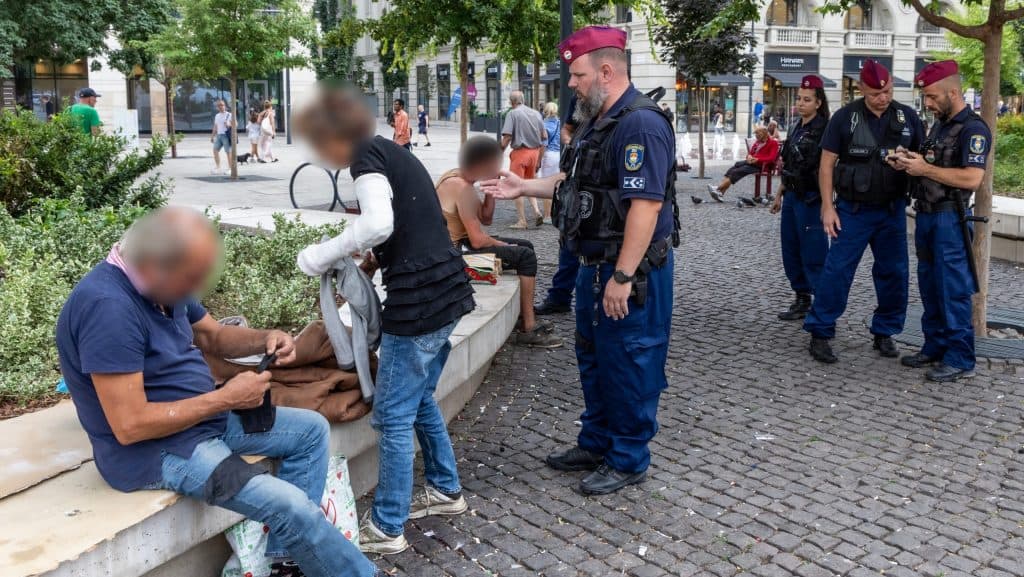 63 embert fogtak el a budapesti rendészeti akcióban, volt akit bilincsben vittek el