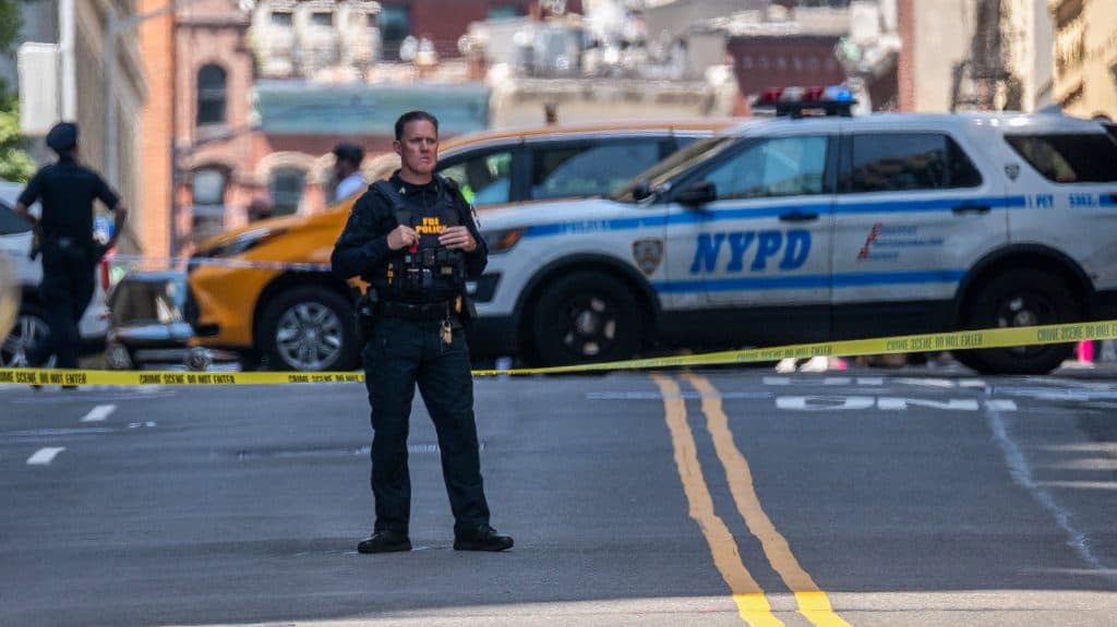 Gyújtóbomba okozott kisebb robbanást egy New York-i épület előtt