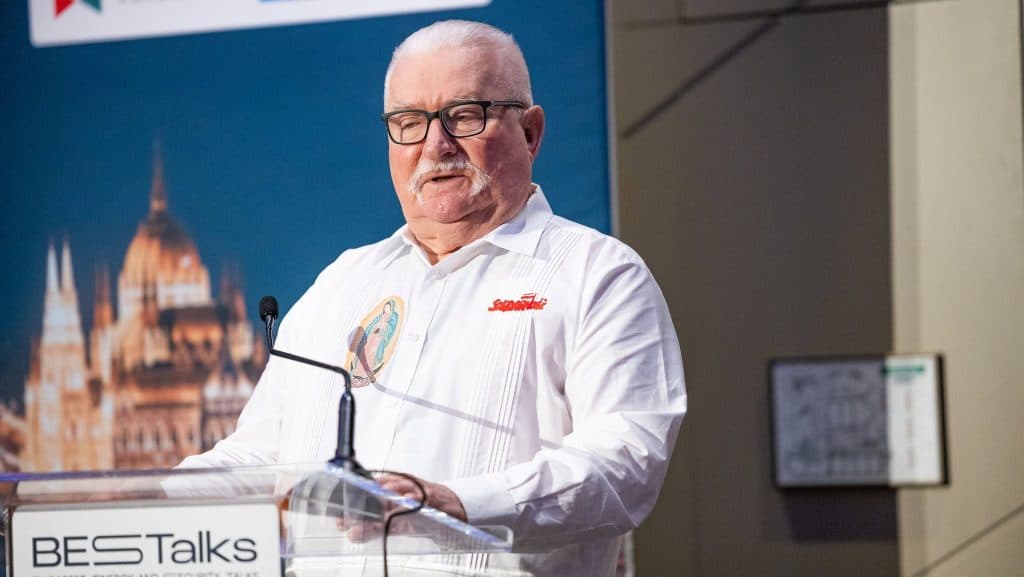 Lech Walesa keménységre buzdította Magyar Pétert