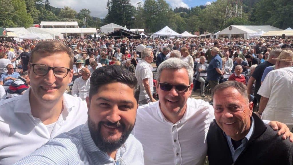 Tusványosi cukiságot hozott ajándékba Magyar Péternek a fideszes Takács Péter