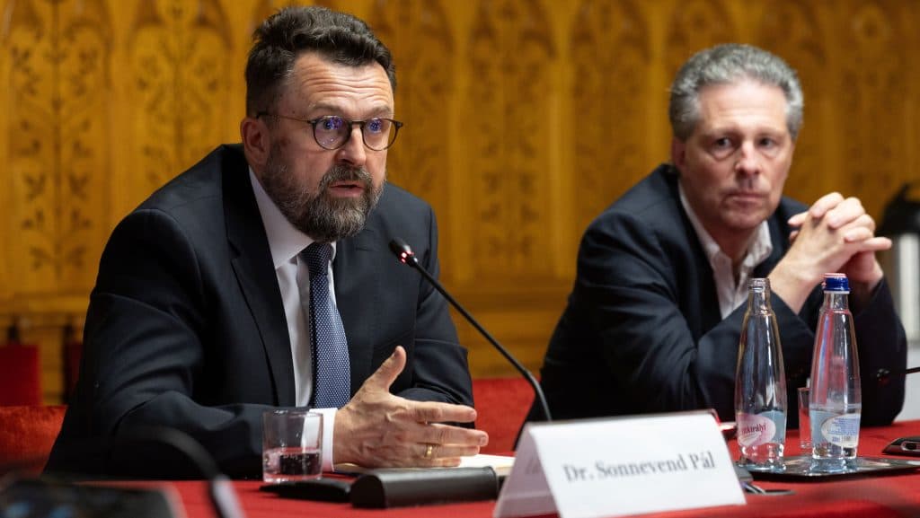 Sonnevend meggyőzte az alkotmányügyi bizottságot, Schiffernek nem sikerült