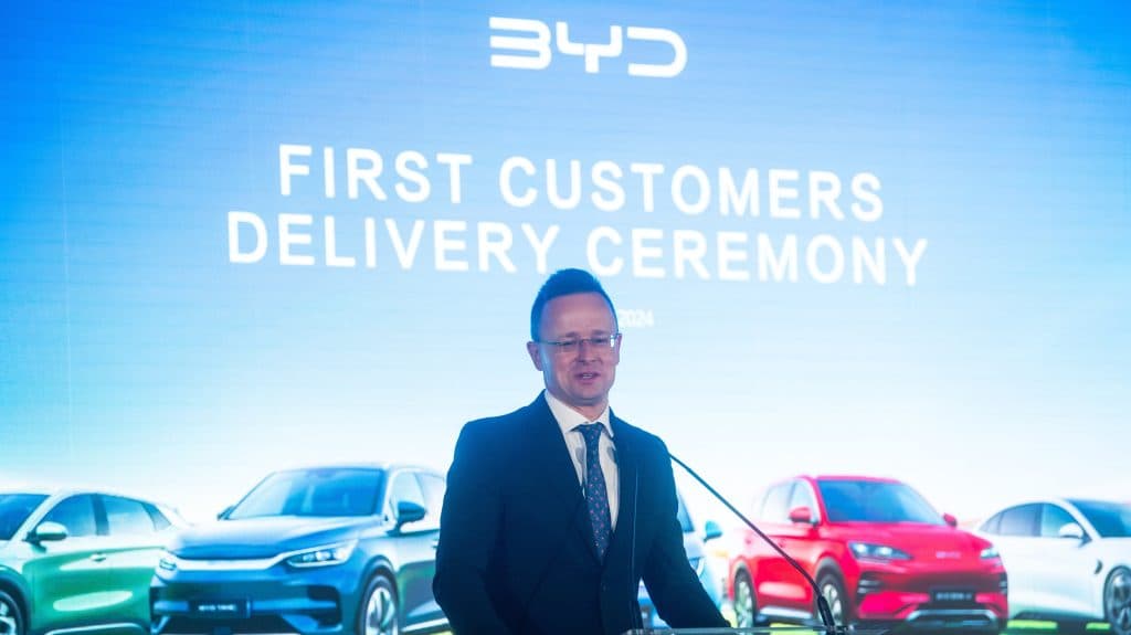 Több mint 70 milliárdos állami támogatást és 10 ezer vendégmunkást garantáltak Szijjártóék a szegedi BYD-nek