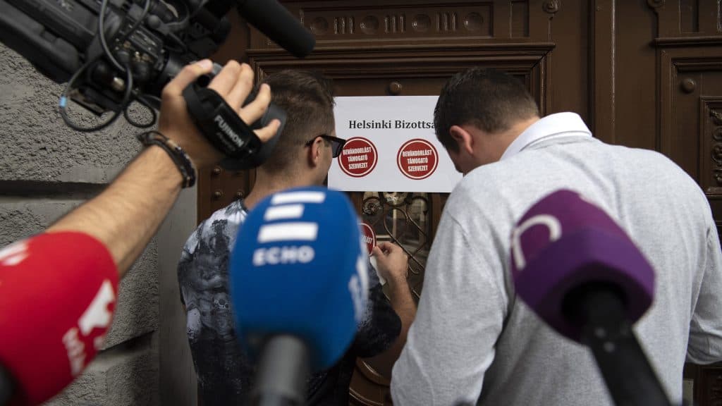SLAPP: civileket, közéleti influenszereket lehetetlenítettek el ezzel módszerrel a NER-ben, a Tisza mégsem néz a valódi probléma mögé