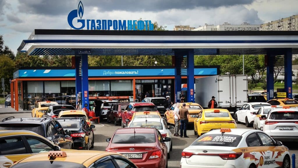 Oroszország: tízből hét benzinkút kifogyott az üzemanyagból