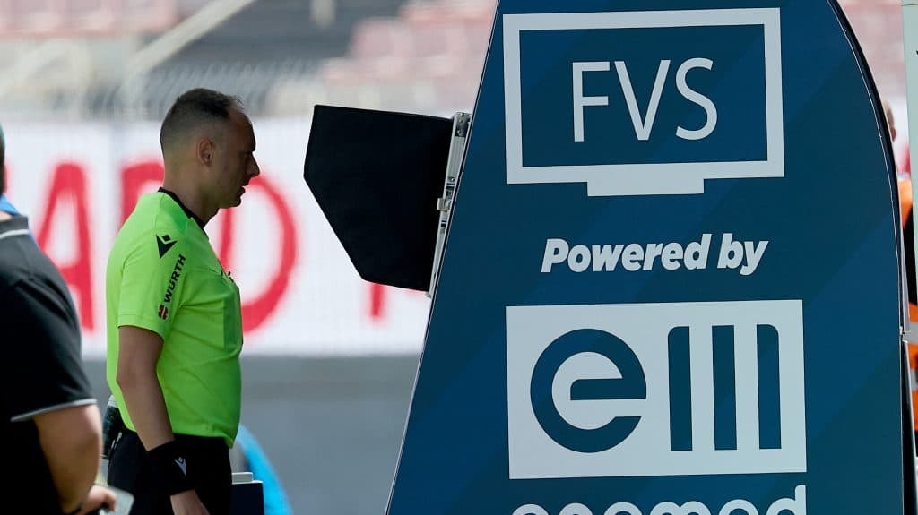 Franciaországban tesztelik a VAR utódját, már egy történelmi piros lapot is kiosztottak