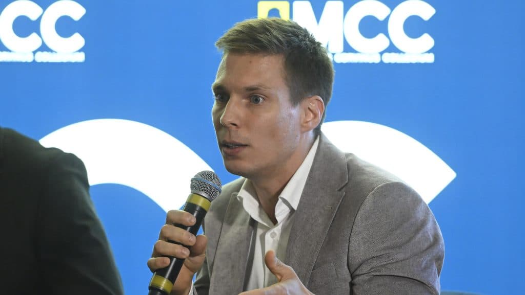 Újabb megafonos influenszer ül be a Fidesz-frakcióba