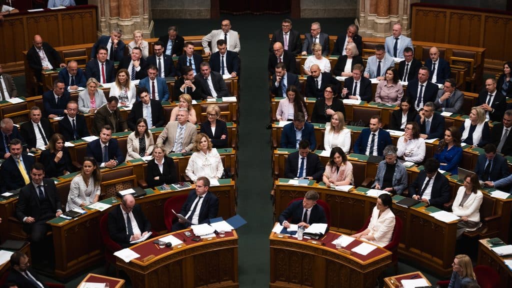 Ezúttal a Mi Hazánk képviselői is felállva tisztelegtek a roma holokauszt áldozatai előtt, de Dúró Dóra és Novák Előd nem volt a teremben