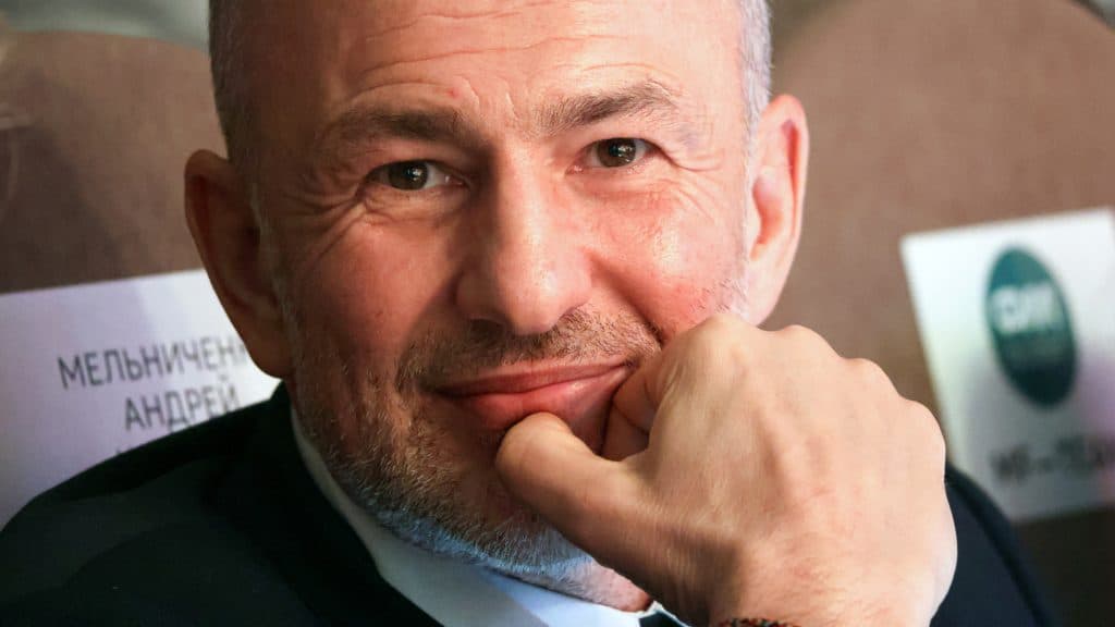 „Ha valakinek a nyakán póráz van, akkor kiszolgáltatott” – hogyan hitette el egy orosz oligarcha a világgal, hogy Putyin ellen fordult?
