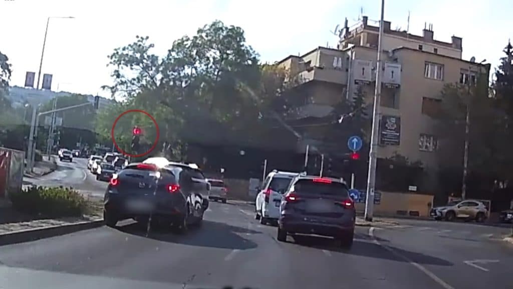 Videó: letartolta a jelzőlámpát a figyelmetlen söfőr