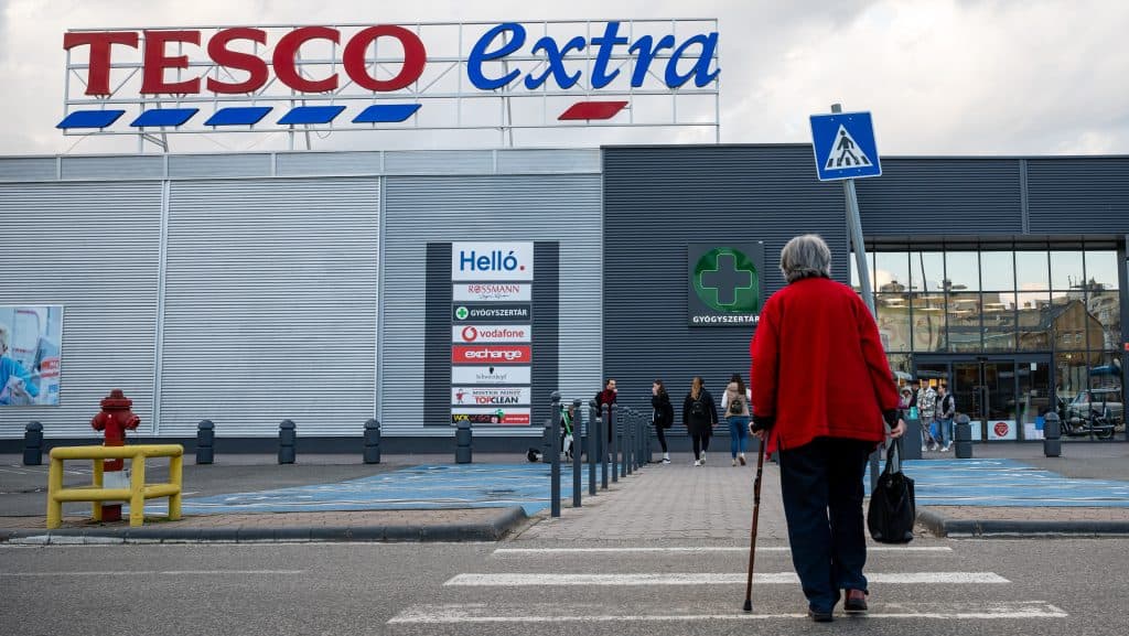 A Tesco többek között az italhűtők beszüntetésével járul hozzá az energiaválság kezeléséhez