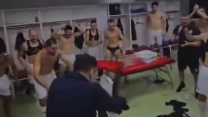Videón, ahogy egy focicsapat elnöke az öltözőben szórja ki a bónuszt