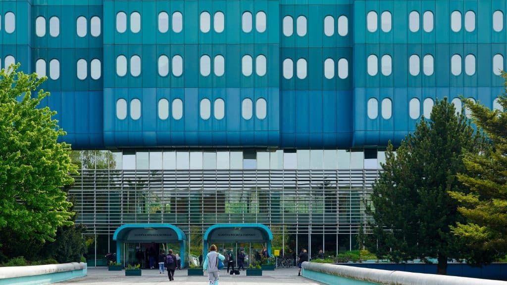Nem engedték be a betegeket ujjatlan pólóban és rövidnadrágban egy horvát klinikára