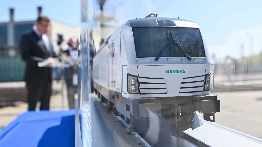Újraindulnak a tárgyalások a Siemens mozdonyok beszerzéséről, miután a MÁV elszabotálta Lázár döntését