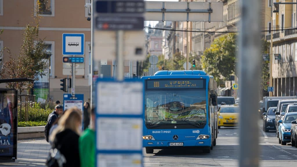Keményen elkezdték büntetni a megállókban dohányzókat Budapesten