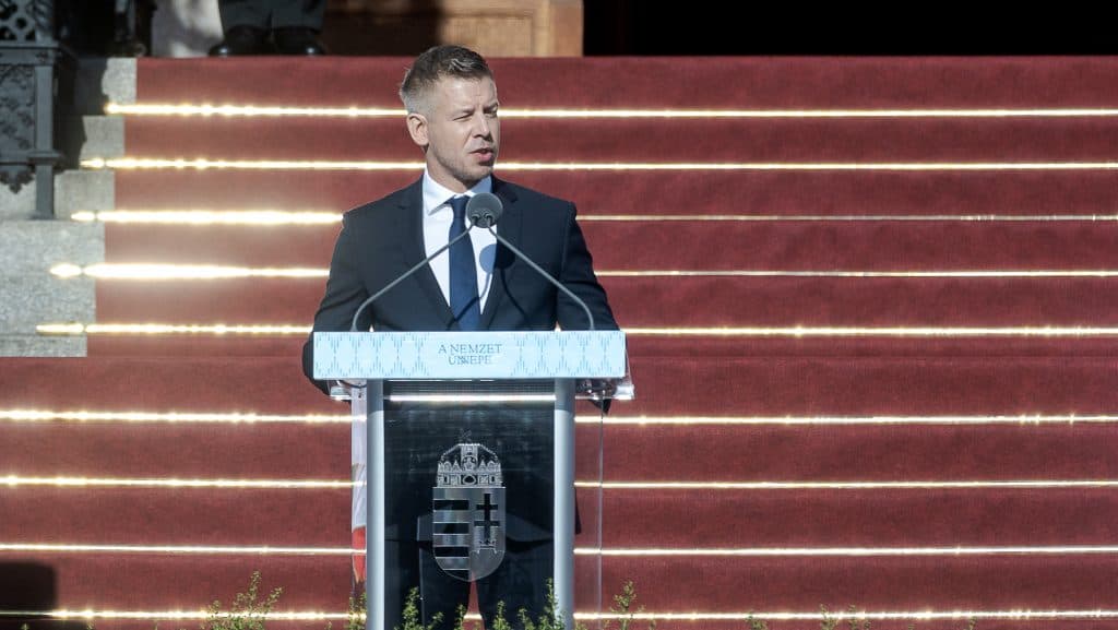 Magyar Péter kezébe nyomták egy papírt, amely demonstrálja az ELTE dolgozóinak tarthatatlan bérhelyzetét