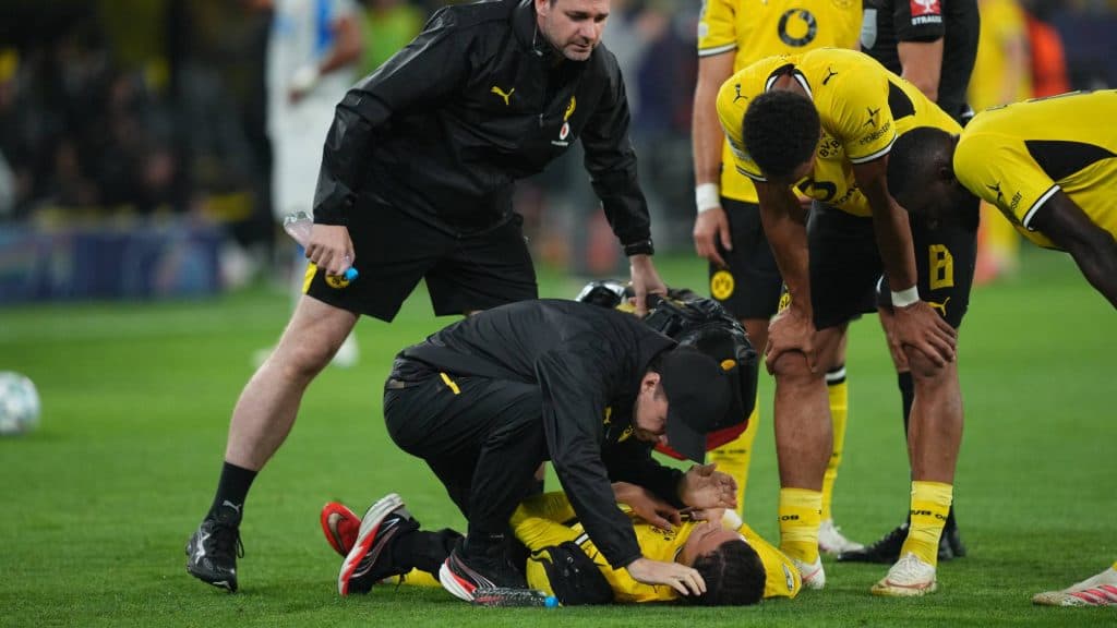 Összeesett a BL-meccsen, még mindig kórházban ápolják a Dortmund fiatal játékosát