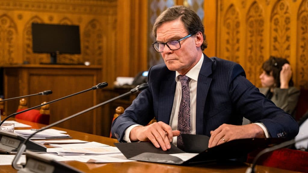 Bánki Erik évek óta tagadja kapcsolatát a közétkeztetési óriással, mégis ő kért diplomata-útlevelet a Hungast-vezérnek
