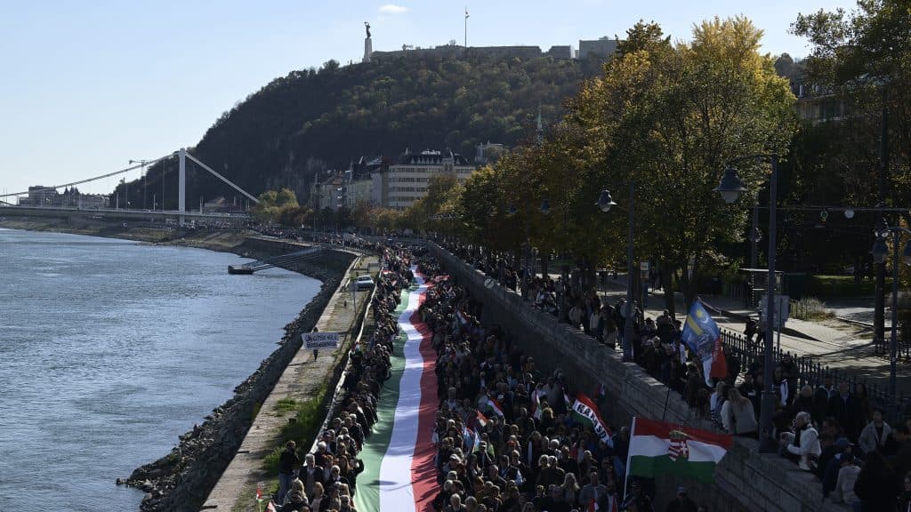 A Zászlómenet eleje a Margit hídhoz közelít