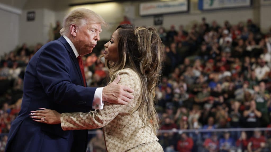 Donald Trump arra kérte Nicki Minajt egy kampánygyűlésen, hogy álljon fel, miután megdicsérte a fenekét