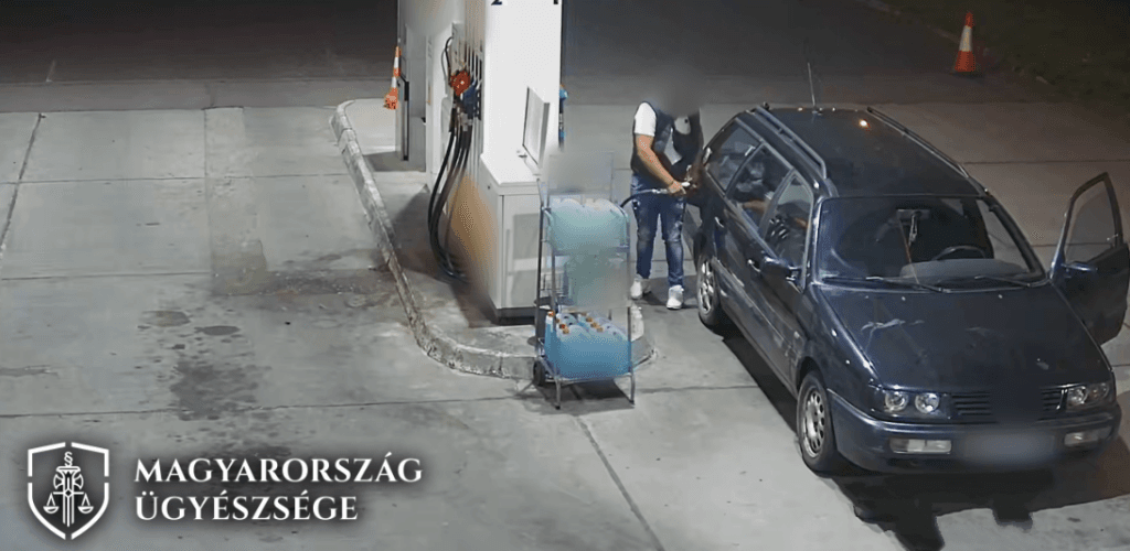 Két autót is lopott, majd a Szamost kétszer is átúszva menekült a rendőrök elől