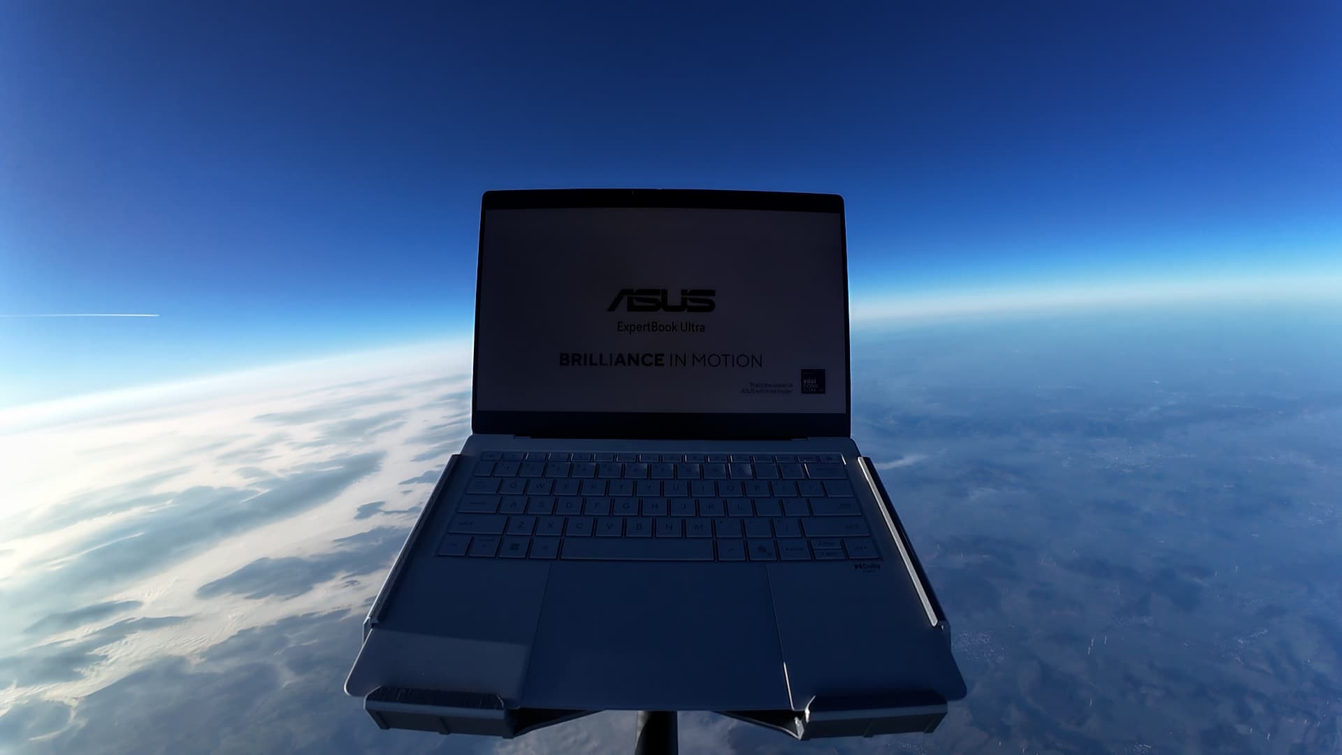 Az ASUS közel 9000 méter magasba küldte fel az egyik laptopját, hogy extrém körülmények között tesztelje a strapabíróságát