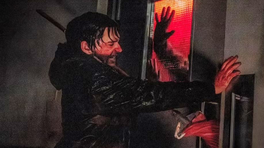 Zach Cregger megmutatta a Resident Evil-film belső nézetű jeleneteit, és azt a rengeteg utalást, amivel a játékok előtt tiszteleg