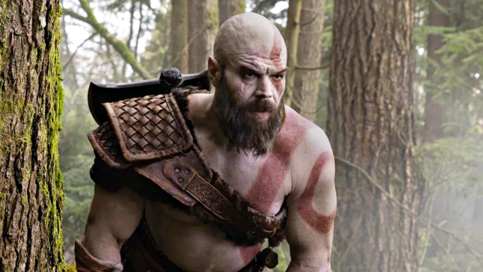 Csak hogy jobban fájjon: Ryan Hurst új képet osztott meg magáról Kratos-jelmezben a God of War-sorozat forgatásáról, amelyen sorsdöntő balesetet szenvedett