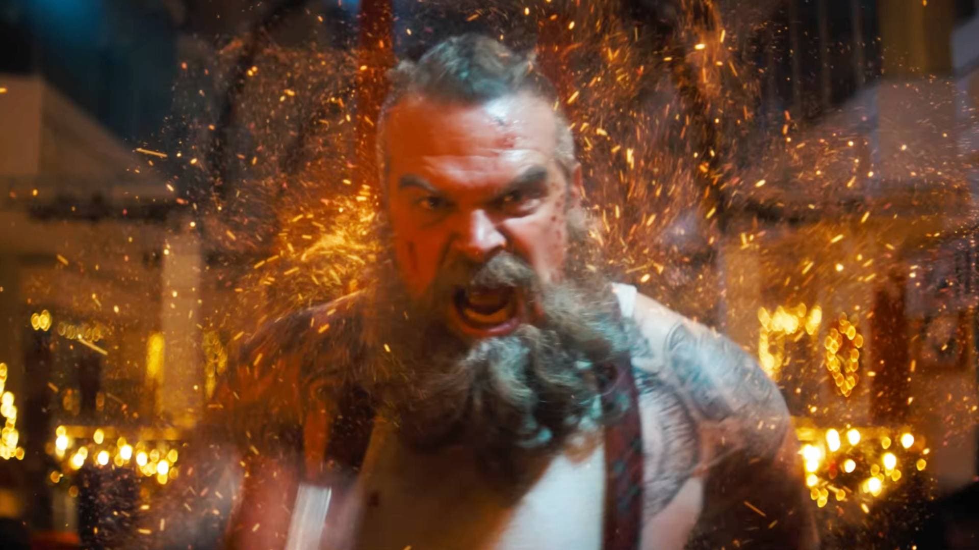 Itt a Vérapó 2. első nagy előzetese, amiben David Harbour Mikulása a mézeskalács helyett egy rosszfiút vág a sütőbe, és még a felesége is akcióba lendül