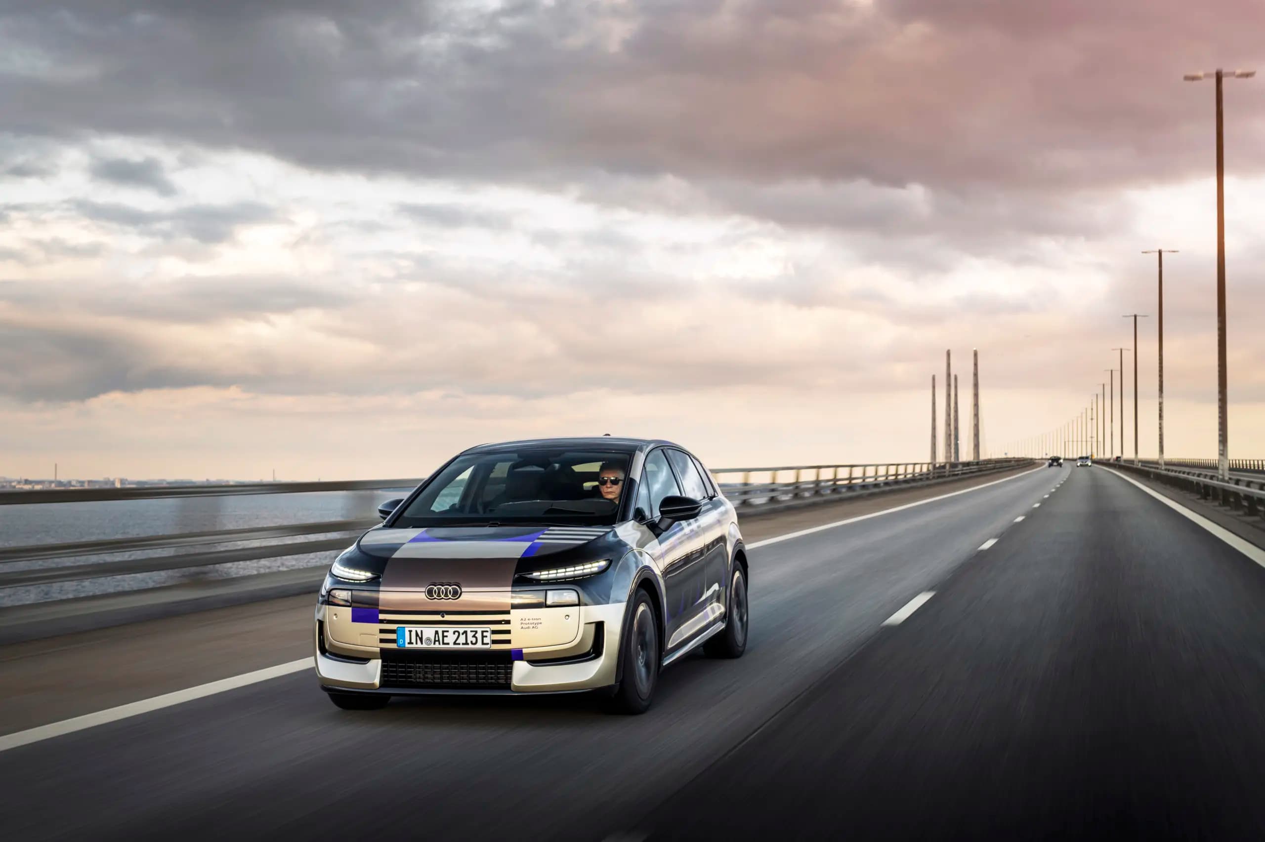 Friss fotókon az A2 e-tron! Ezt tudja majd az Audi új villanyautója!