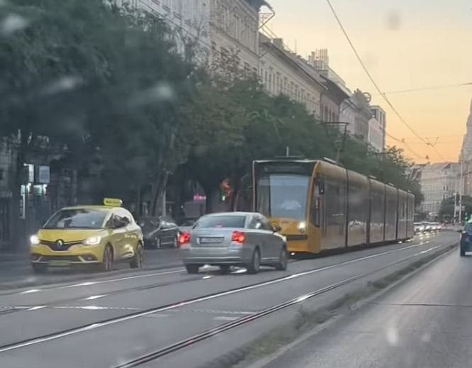 A Nagykörút villamospályáján száguldozott, karambollal ért véget az ámokfutása
