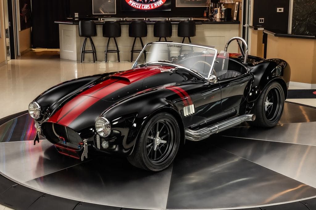 Itt egy Shelby Cobra, aminek gombnyomásra világít a fényezése