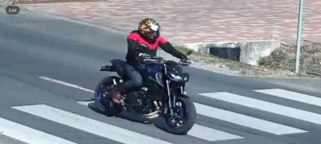 Jókora kővel támadt egy autósra az ideges motoros