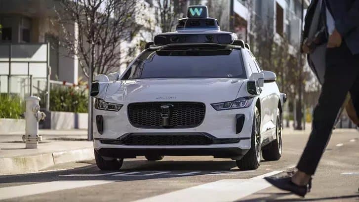 Egy tanulmány szerint a robotaxik biztonságosabban vezetnek, mint az emberek