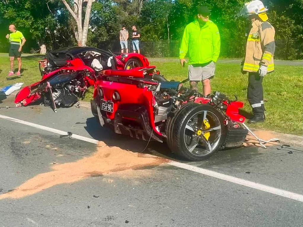 Két részre szakadt a Ferrari, de a sofőr pár karcolással megúszta