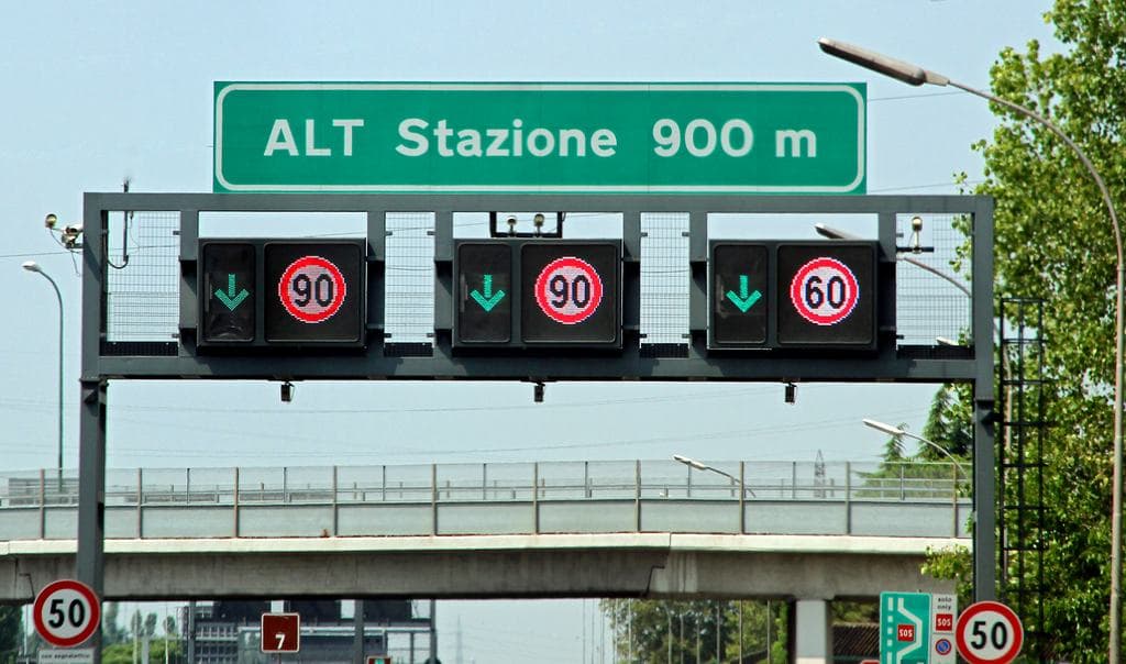 Az olaszok bekeményítenek a gyorshajtókkal szemben
