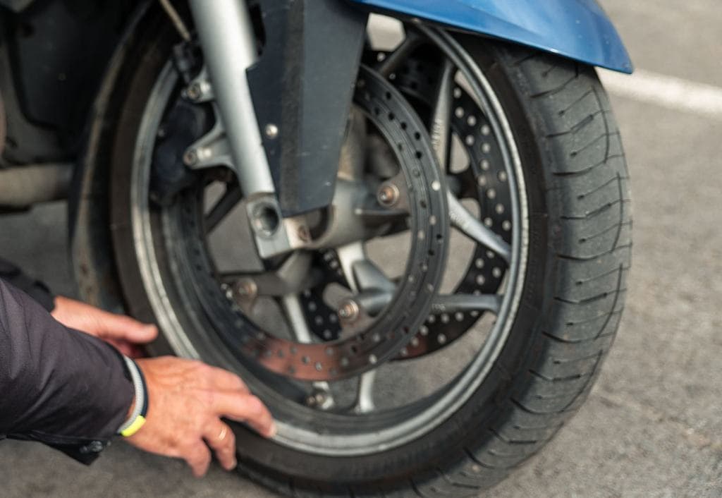 Használhatom a 15 éves gumikat a BMW GS-emen?